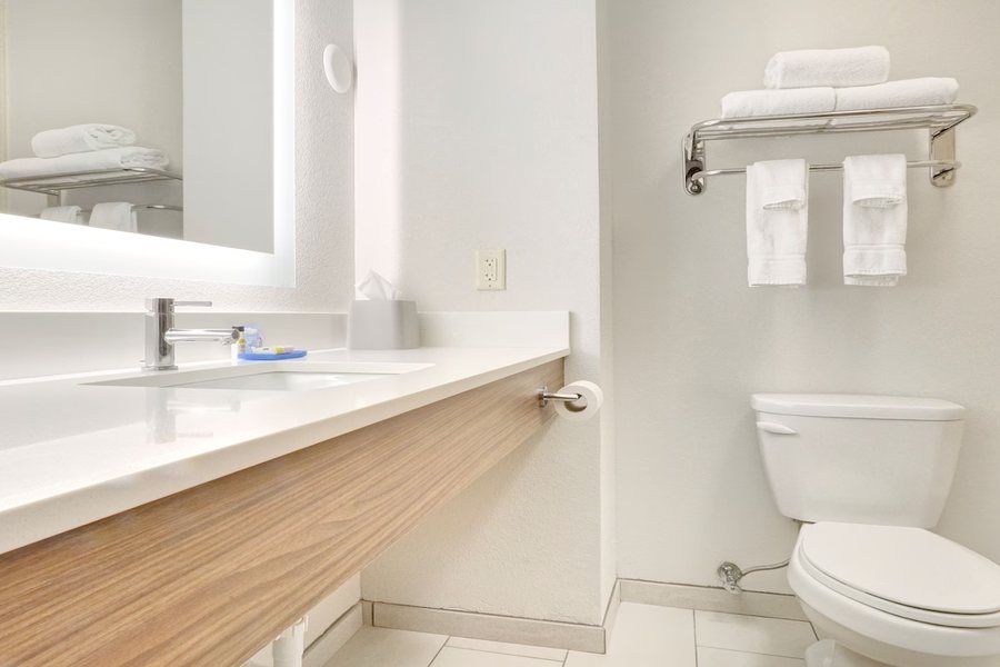 Holiday Inn Express Suites Portland jantzen Beach By IHG — Bathroom