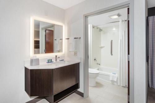Holiday Inn Express Suites Portland nw Downtown By IHG — Bathroom