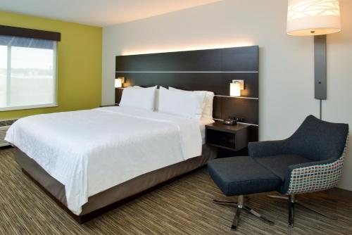 Holiday Inn Express Suites Pueblo North By IHG — Guest room