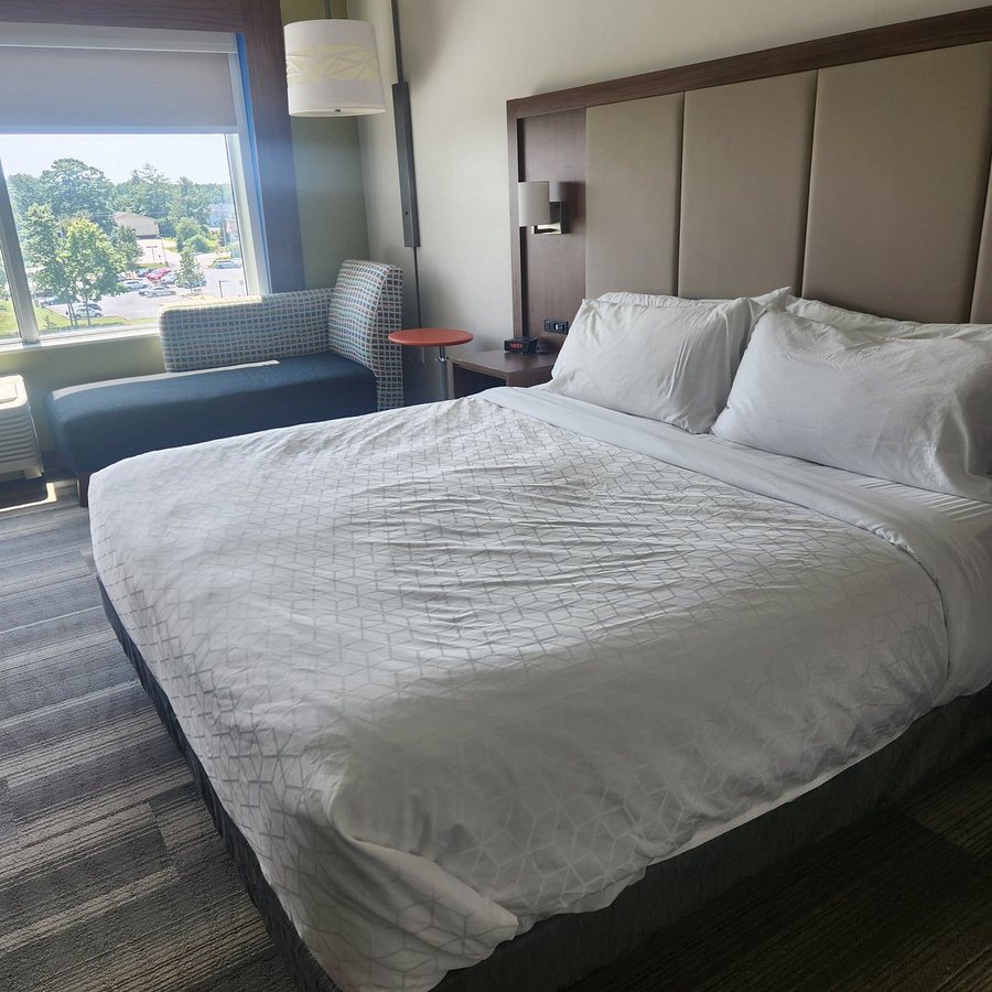 Holiday Inn Express Suites Queensbury Lake George Area By IHG — Guest room