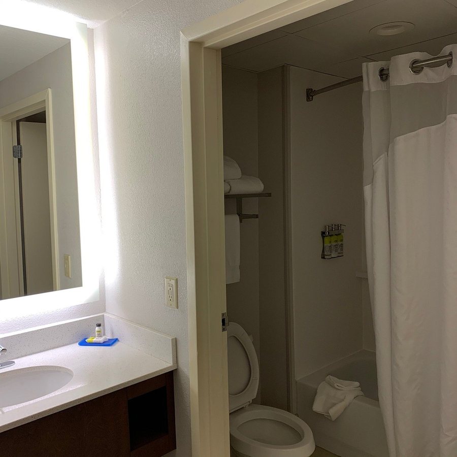Holiday Inn Express Suites Raleigh Durham Airport At Rtp By IHG — Bathroom