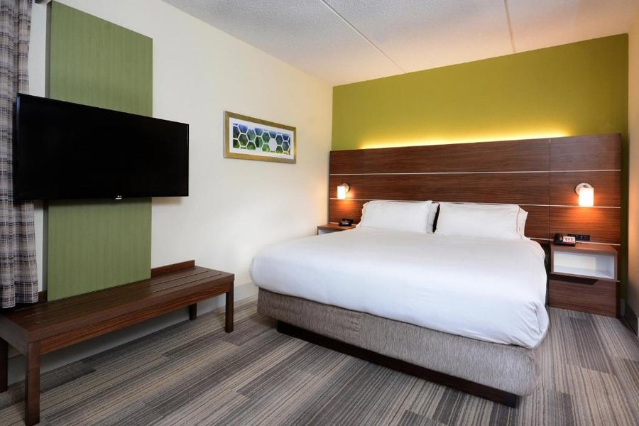 Holiday Inn Express Suites Raleigh Durham Airport At Rtp By IHG — Guest room