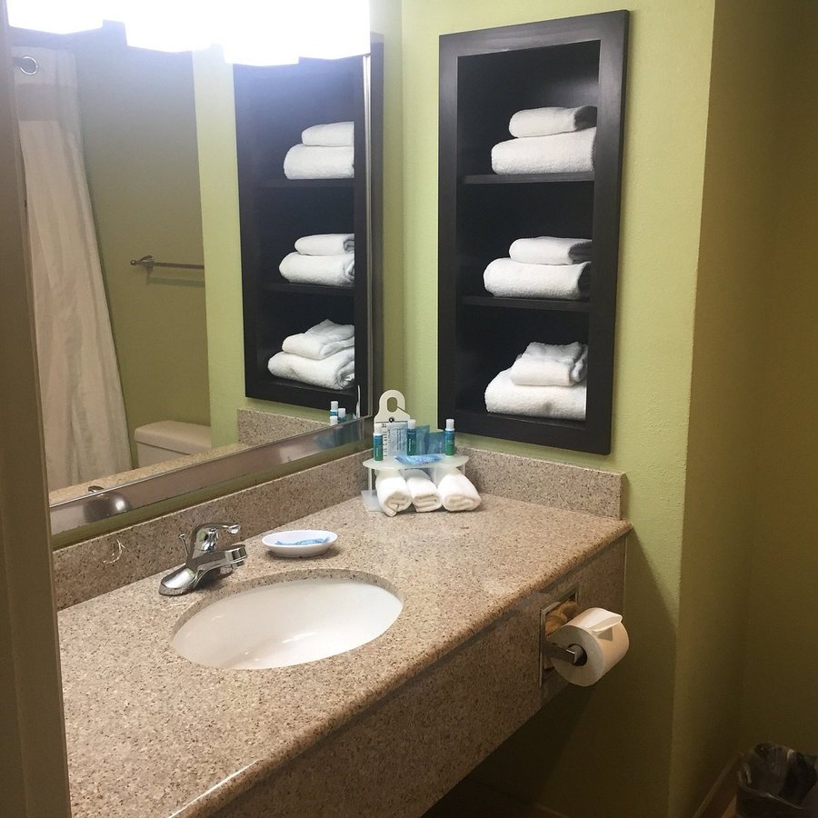 Holiday Inn Express Suites Raleigh North Wake Forest by IHG — Bathroom