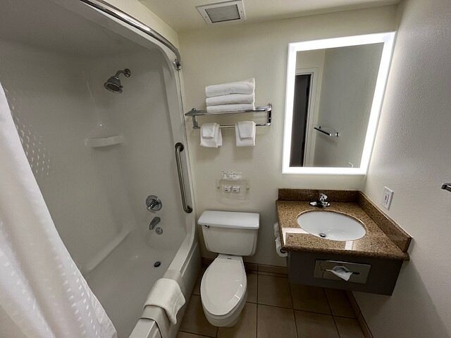 Holiday Inn Express Suites Red Bluff south Redding Area By IHG — Bathroom