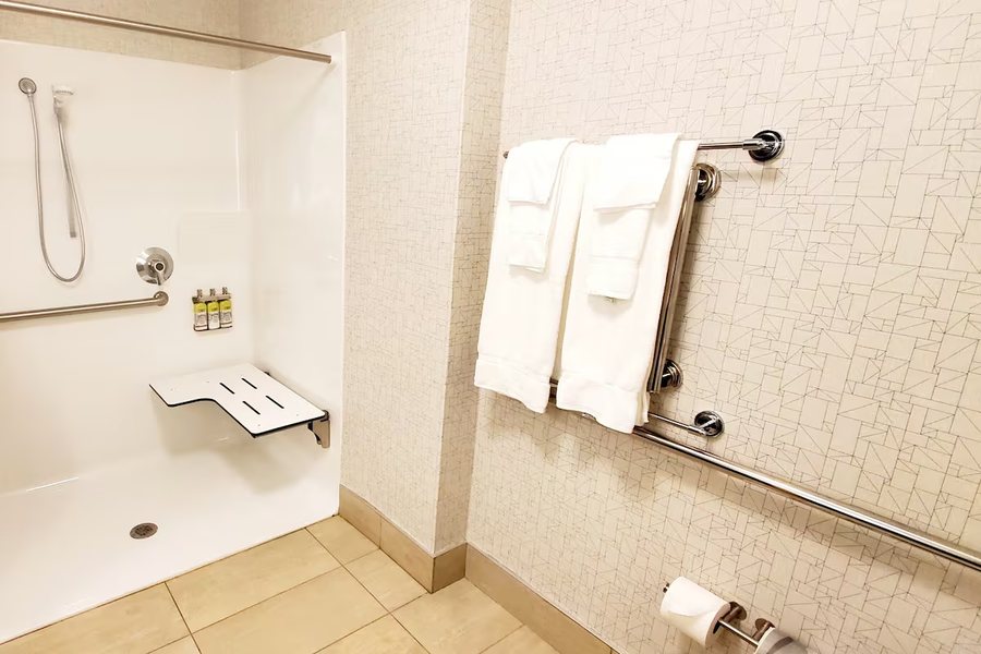 Holiday Inn Express Suites Rehoboth Beach by IHG — Bathroom