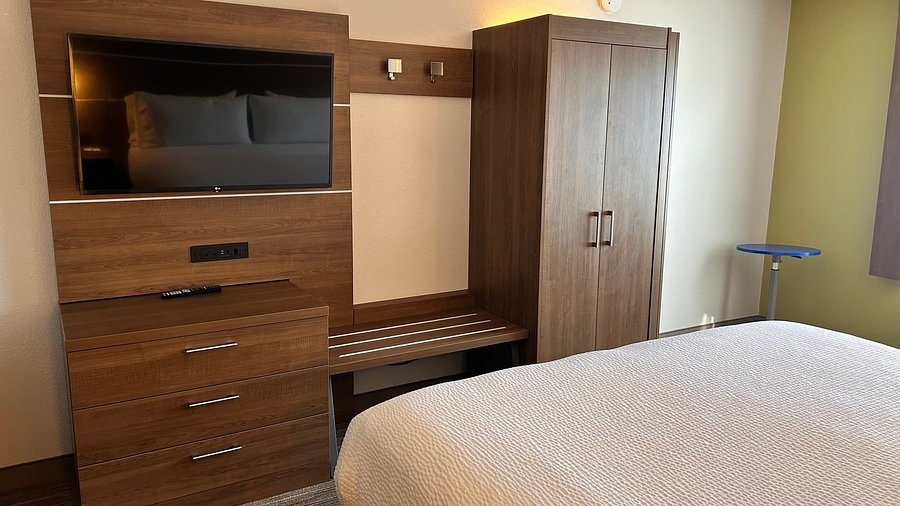 Holiday Inn Express Suites Reidsville by IHG — Guest room