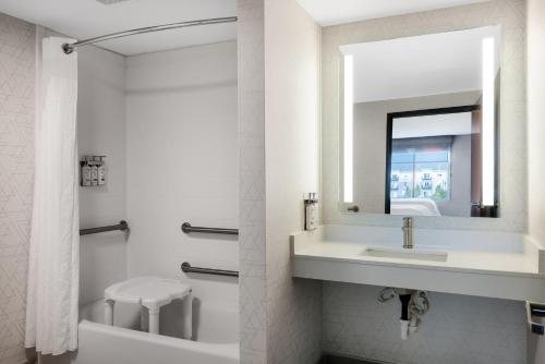 Holiday Inn Express Suites Rochester By IHG Rochester New Hampshire — Bathroom