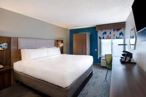 Holiday Inn Express Suites Rochester Hills Detroit Area By IHG — Guest room