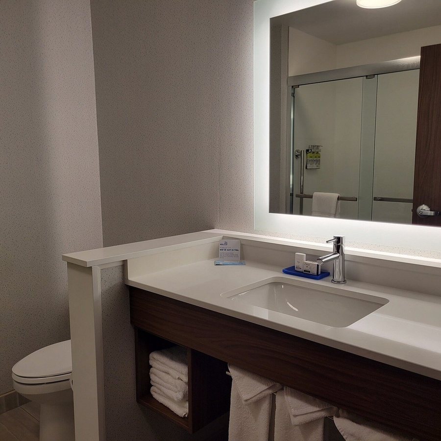 Holiday Inn Express Suites Rockport Bay View By IHG — Bathroom