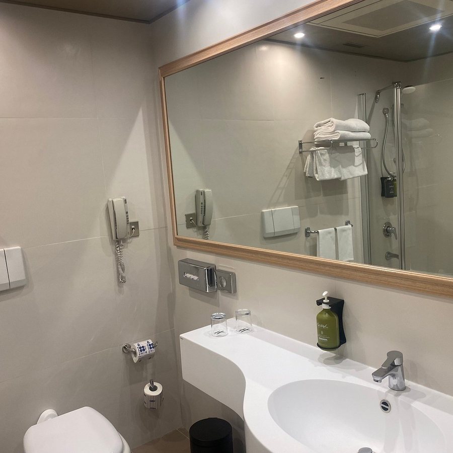 Holiday Inn Express Suites Rome By IHG — Bathroom
