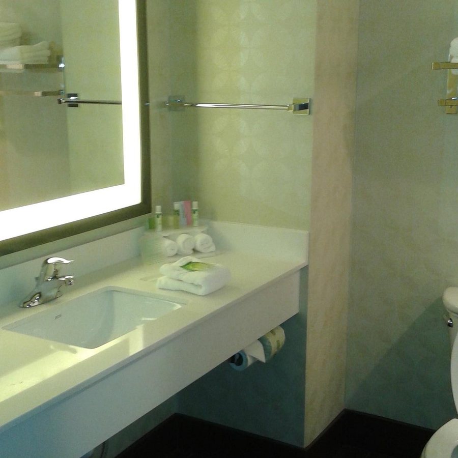 Holiday Inn Express Suites Salem By IHG — Bathroom