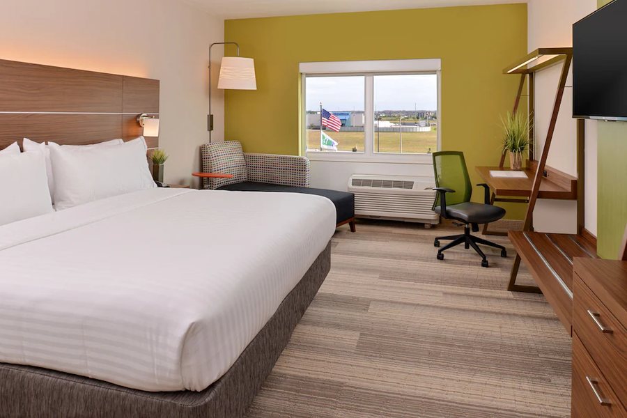 Holiday Inn Express Suites Salem By IHG — Guest room