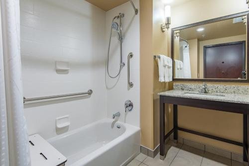 Holiday Inn Express Suites Salina — Bathroom