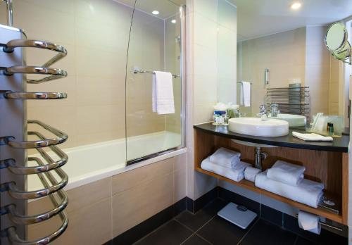 Holiday Inn Express Suites Salisbury By IHG — Bathroom