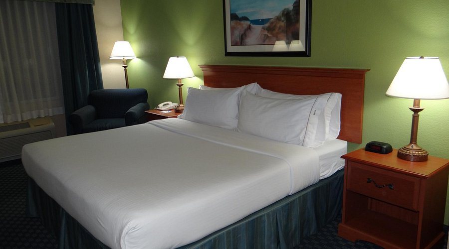 Holiday Inn Express Suites Salisbury By IHG — Guest room