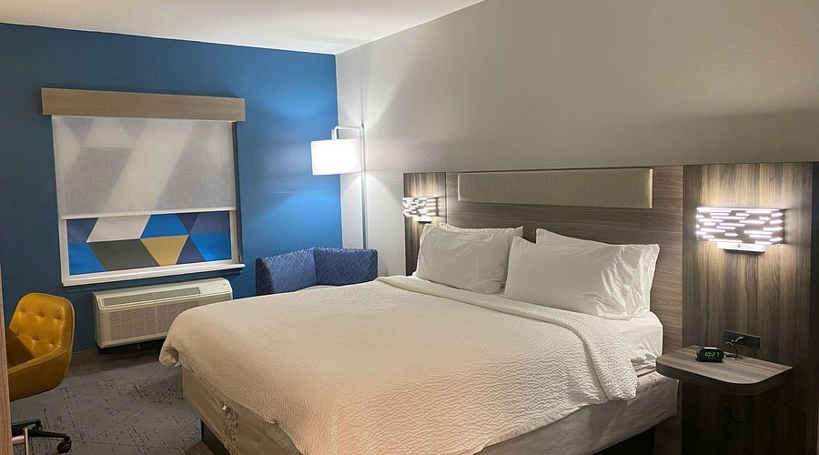 Holiday Inn Express Suites San Antonio Frost Bank Ctr By IHG — Guest room