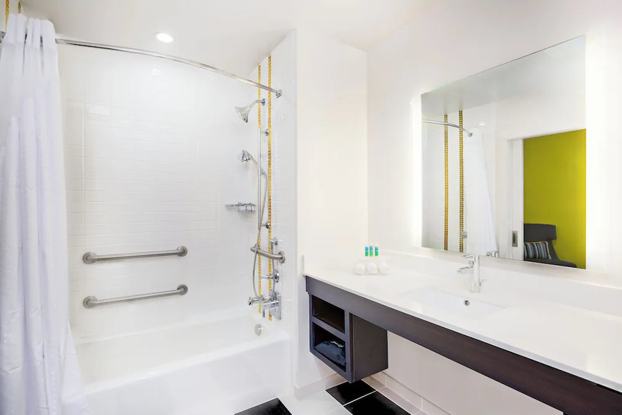 Holiday Inn Express Suites San Francisco Fishermans Wharf by IHG — Bathroom