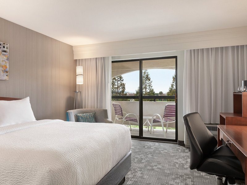 Holiday Inn Express Suites San Jose morgan Hill by IHG — Guest room
