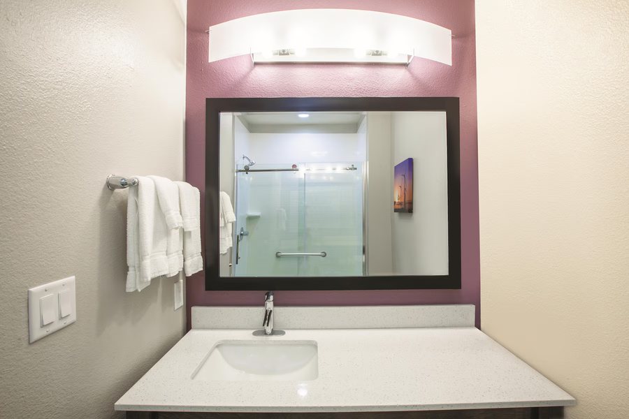 Holiday Inn Express Suites San Marcos South — Bathroom