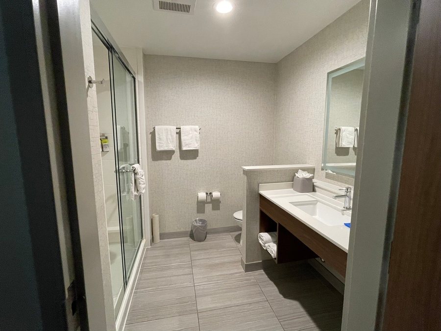 Holiday Inn Express Suites Santa Clara Silicon Valley By IHG — Bathroom