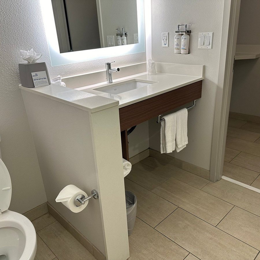 Holiday Inn Express Suites Santa Fe By IHG — Bathroom
