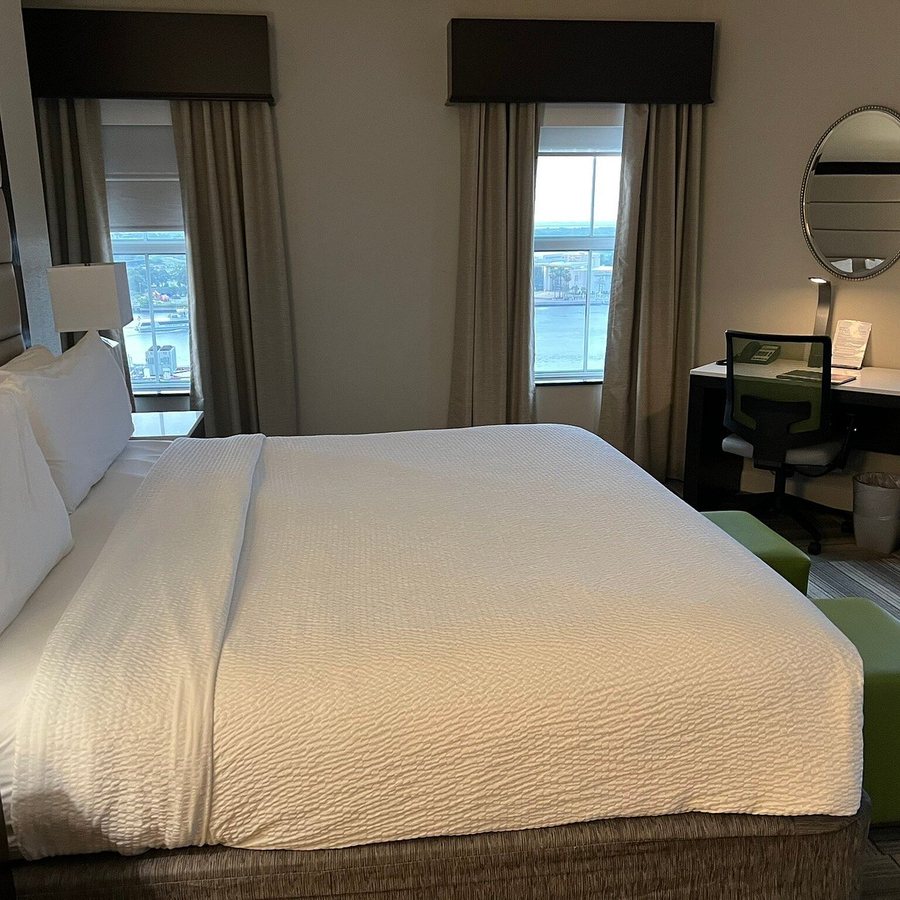 Holiday Inn Express Suites Savannah Midtown By IHG — Guest room