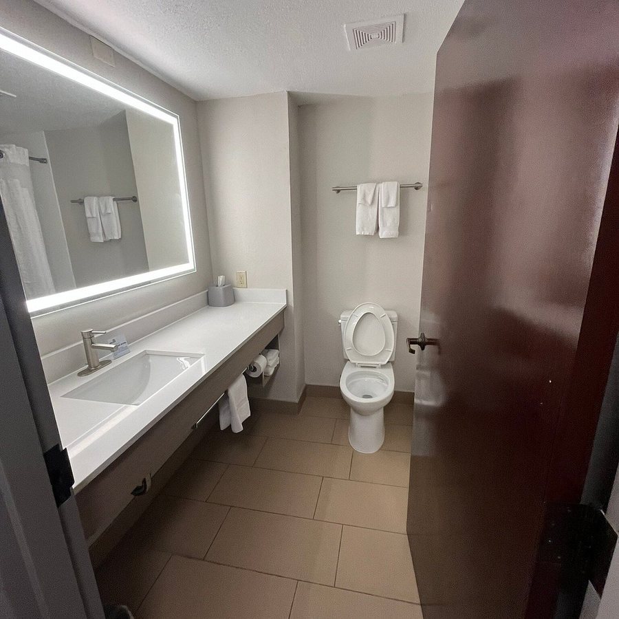 Holiday Inn Express Suites Savannah N Port Wentworth By IHG — Bathroom