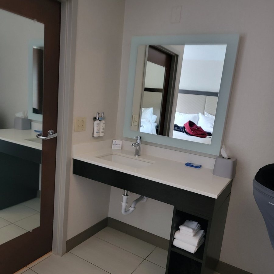 Holiday Inn Express Suites Scottsburg by IHG — Bathroom
