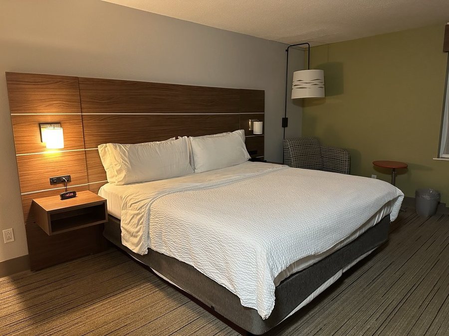 Holiday Inn Express Suites Scottsburg by IHG — Guest room