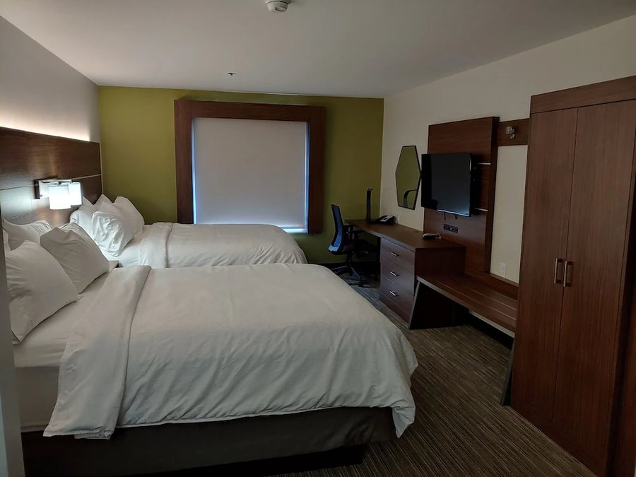 Holiday Inn Express Suites Searcy by IHG — Guest room