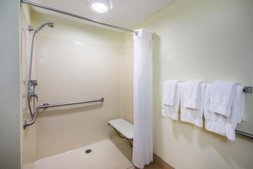 Holiday Inn Express Suites Seattle North Lynnwood By IHG — Bathroom