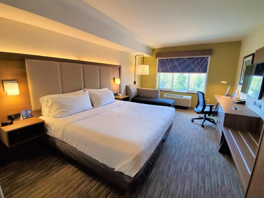 Holiday Inn Express Suites Seattle North Lynnwood By IHG — Guest room