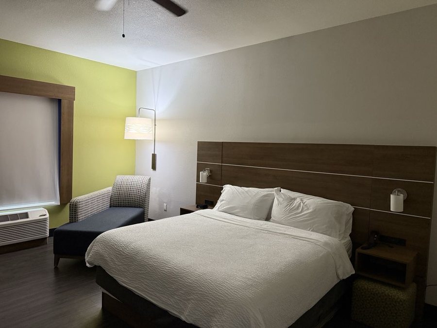 Holiday Inn Express Suites Seguin By IHG — Guest room