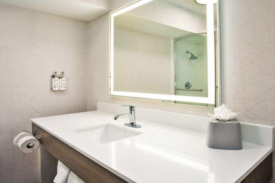 Holiday Inn Express Suites Selma By IHG — Bathroom