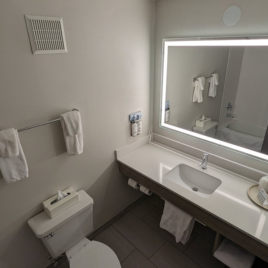 Holiday Inn Express Suites Shawnee I 40 By IHG — Bathroom