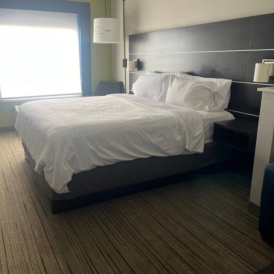 Holiday Inn Express Suites Shawnee I 40 By IHG — Guest room
