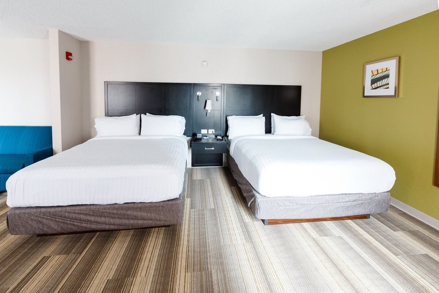 Holiday Inn Express Suites Shelbyville — Guest room