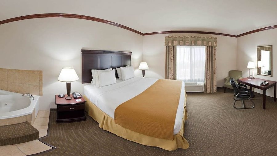 Holiday Inn Express Suites Sherman Hwy 75 by IHG — Guest room