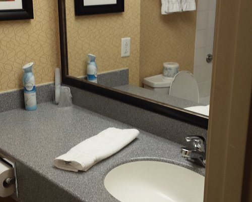 Holiday Inn Express Suites Sidney By IHG — Bathroom