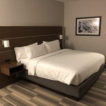 Holiday Inn Express Suites Sioux City North EVENt Center by IHG — Guest room