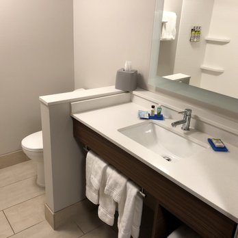 Holiday Inn Express Suites Sioux City Southern Hills By IHG — Bathroom