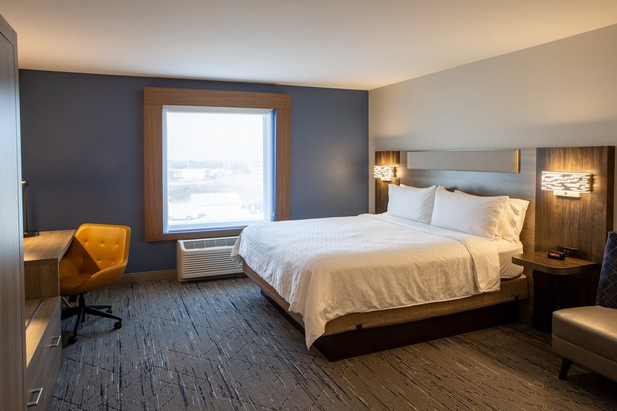 Holiday Inn Express Suites Sioux City Southern Hills By IHG — Guest room