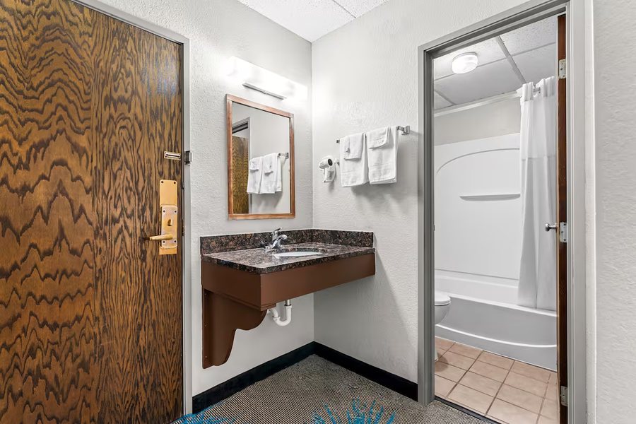 Holiday Inn Express Suites Sioux Falls at Empire Mall by IHG — Bathroom