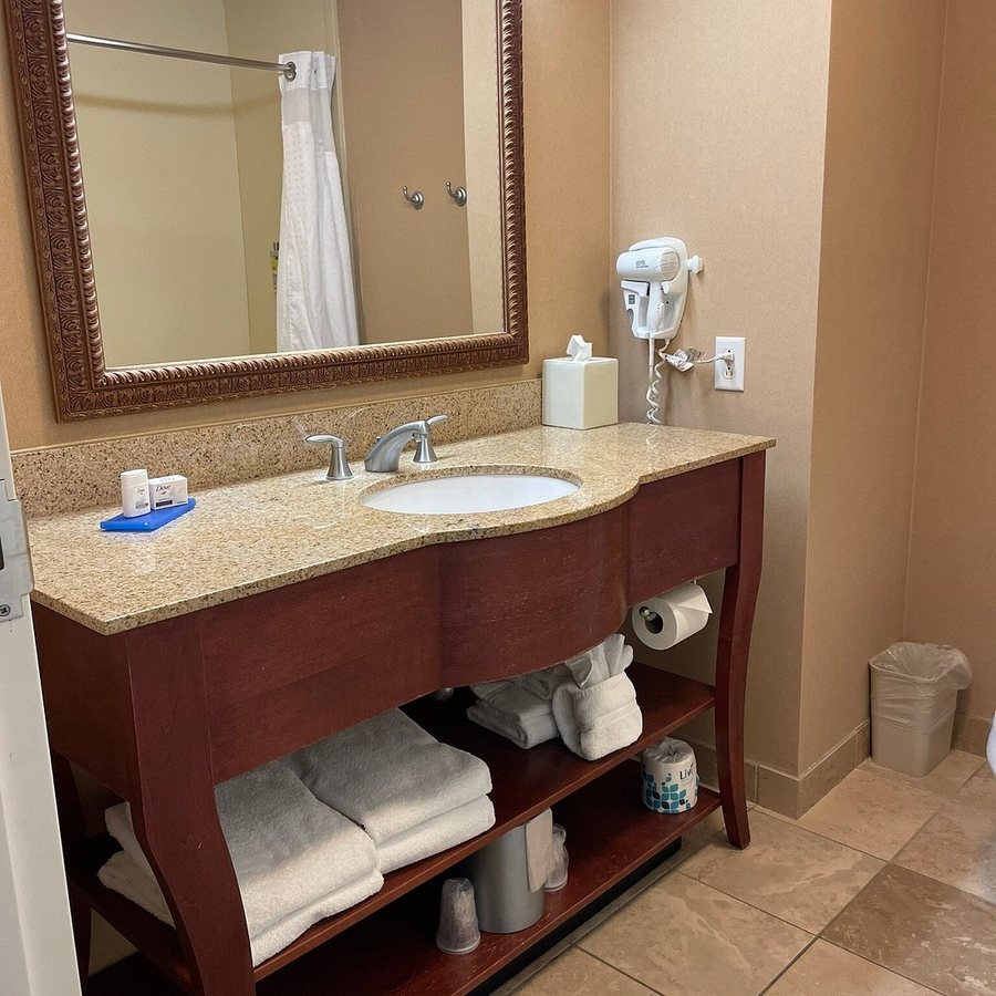 Holiday Inn Express Suites Sioux Falls Southwest By IHG — Bathroom