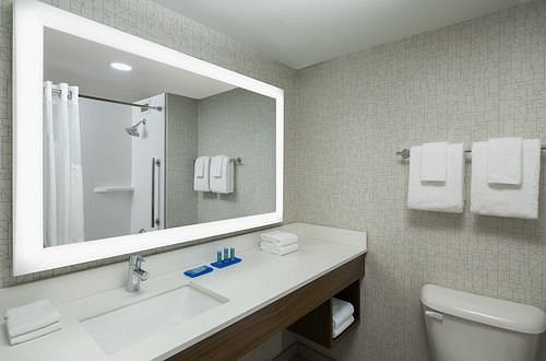 Holiday Inn Express Suites Smyrna nashville Area By IHG — Bathroom