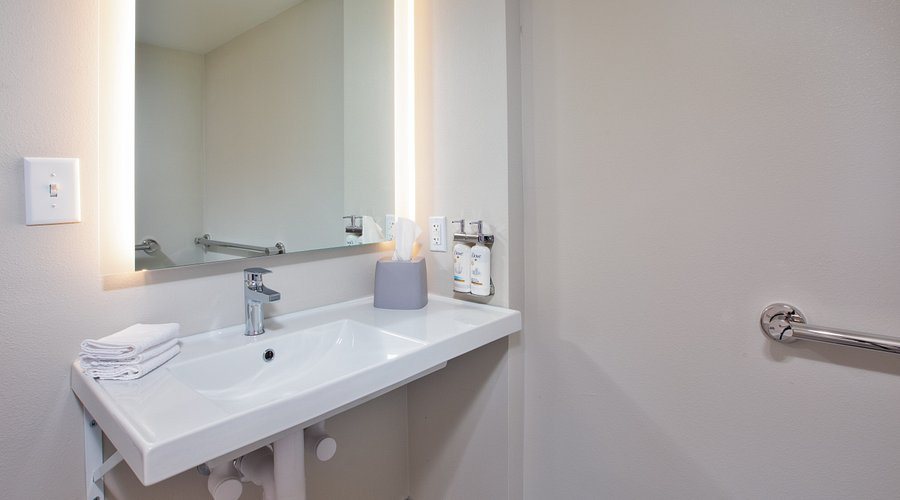 Holiday Inn Express Suites Spartanburg North by IHG — Bathroom