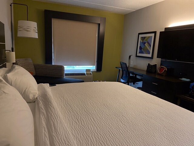 Holiday Inn Express Suites Spartanburg North by IHG — Guest room