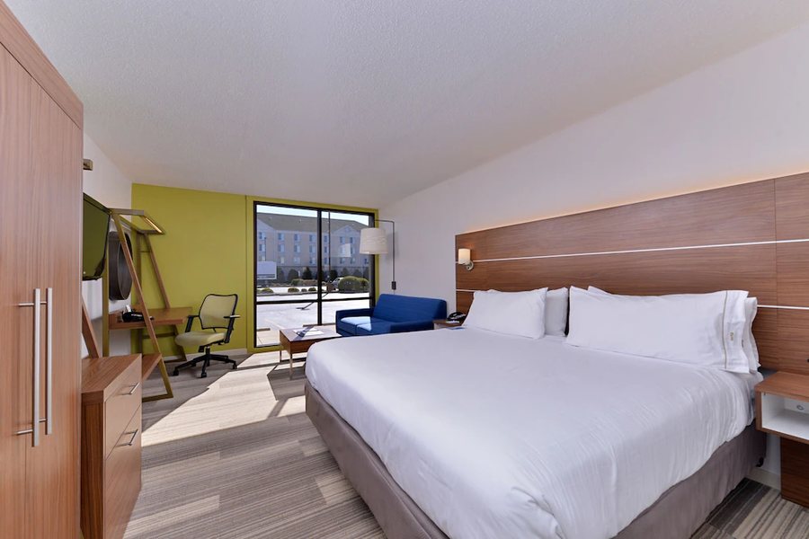Holiday Inn Express Suites Springfield Medical District by IHG — Guest room