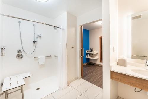Holiday Inn Express Suites Springfield North By IHG — Bathroom