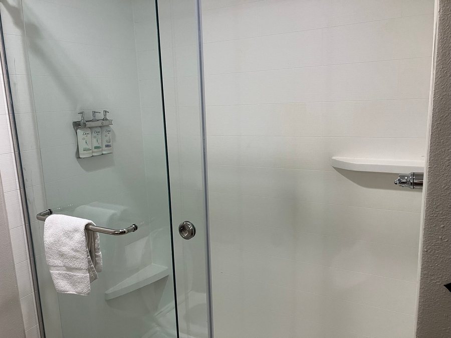 Holiday Inn Express Suites St Joseph By IHG — Bathroom